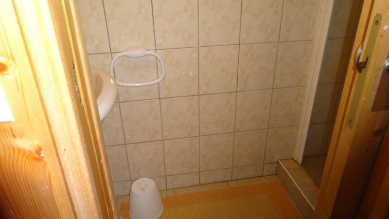 Salle d'eau étage Meublé haut M. CHIARELLI Philippe Orcières Merlette 1850 - © OTI RR Salle d'eau étage Meublé haut M. CHIARELLI Philippe Orcières Merlette 1850