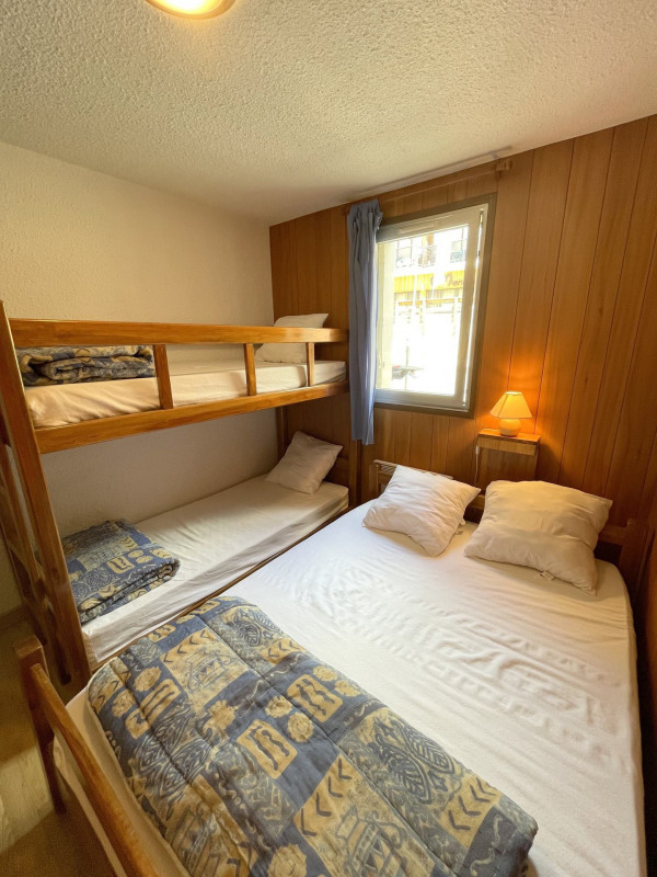 _lv_images__lot_0000250050_03_3302197